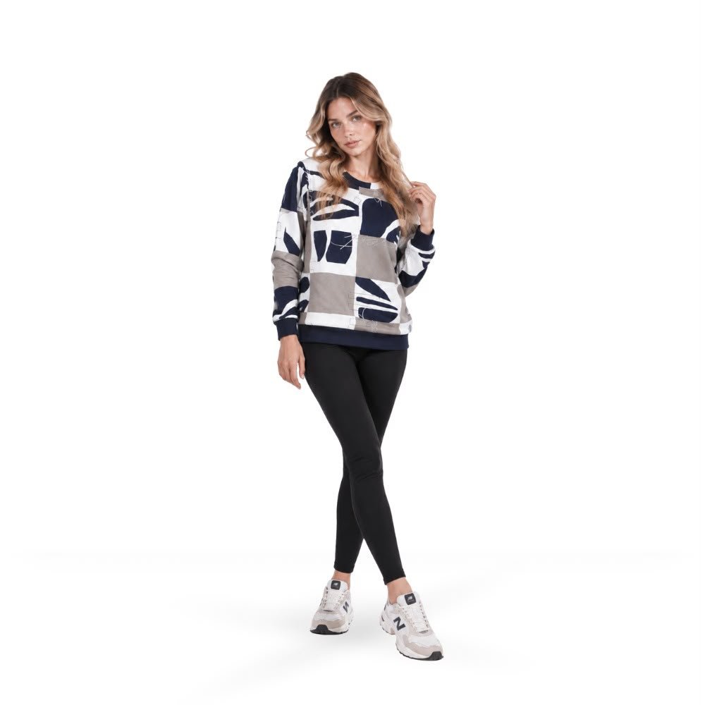 Sweatshirt mit abstraktem Colorblock-Muster in Marine/Weiß/Grau, Frontalansicht ganze Figur (Platzhalter-Produktfoto)